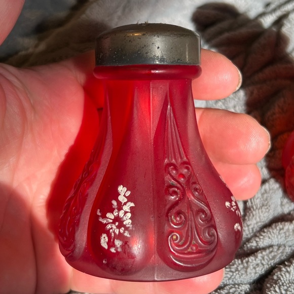 ANTIQUE VICTORIAN PIGEON BLOOD RED SALT & PEPPER SHAKERS - Picture 4 of 9